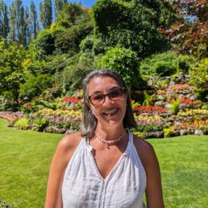 Ireri Ramos en un entorno natural sereno, acompañamiento energético consciente
