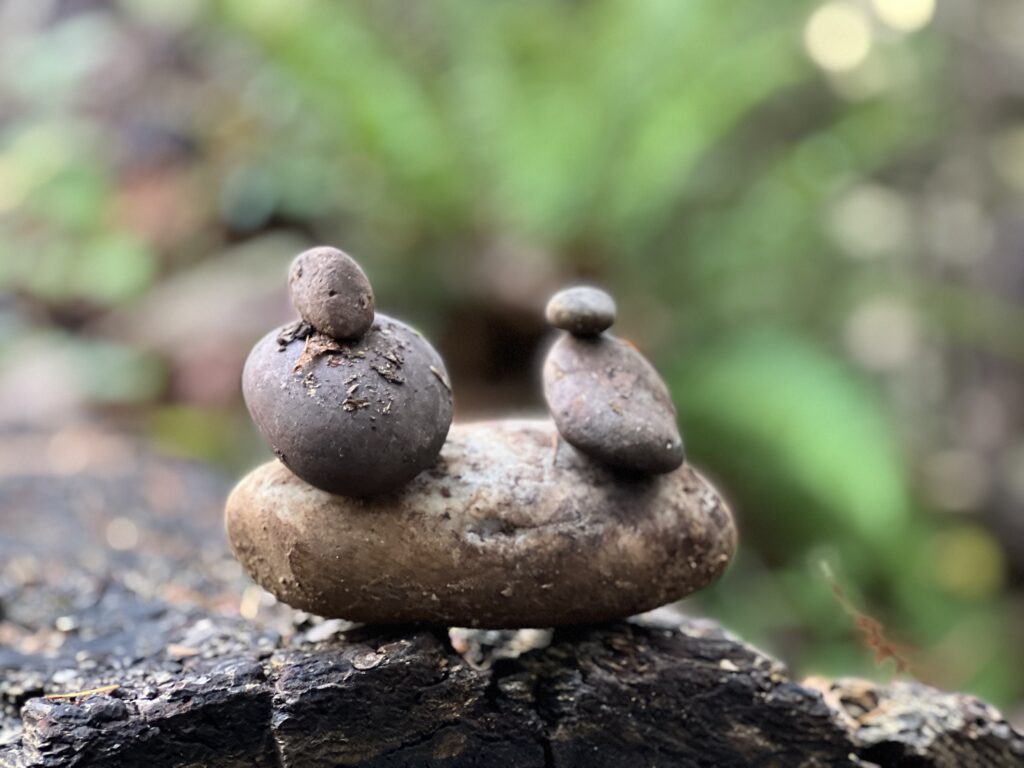 Equilibrio consciente representado por piedras en balance, claridad y calma interior